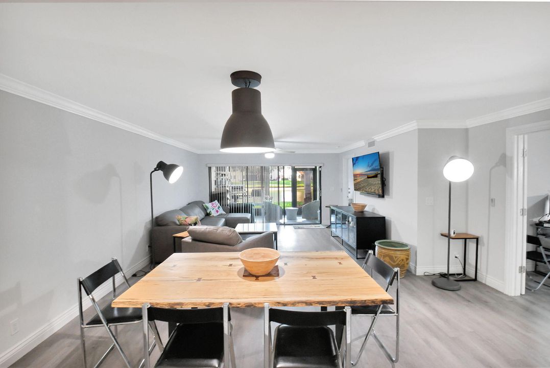 For Sale: $354,900 (2 beds, 2 baths, 1498 Square Feet)