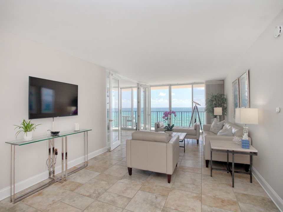 For Sale: $1,400,000 (2 beds, 2 baths, 1264 Square Feet)