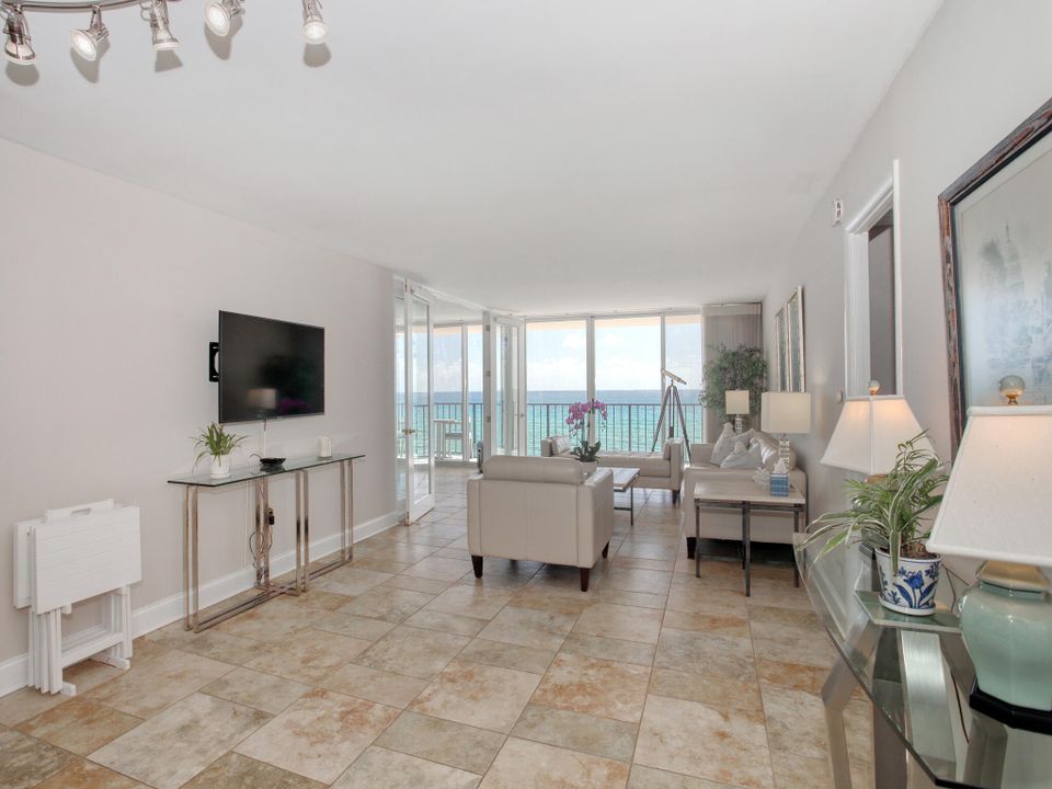 For Sale: $1,400,000 (2 beds, 2 baths, 1264 Square Feet)