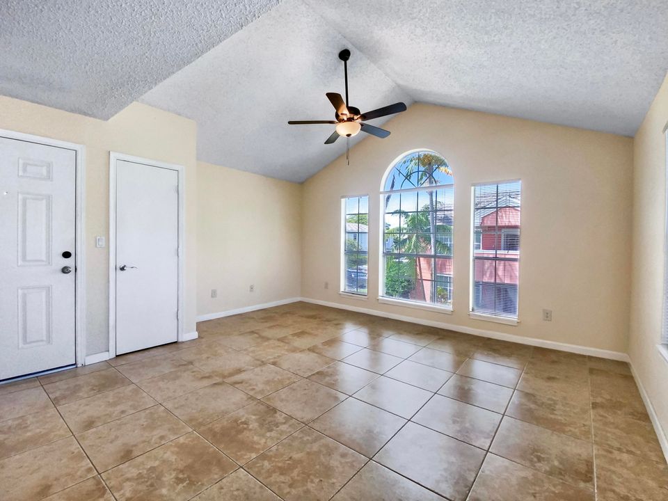 For Rent: $2,375 (2 beds, 2 baths, 948 Square Feet)