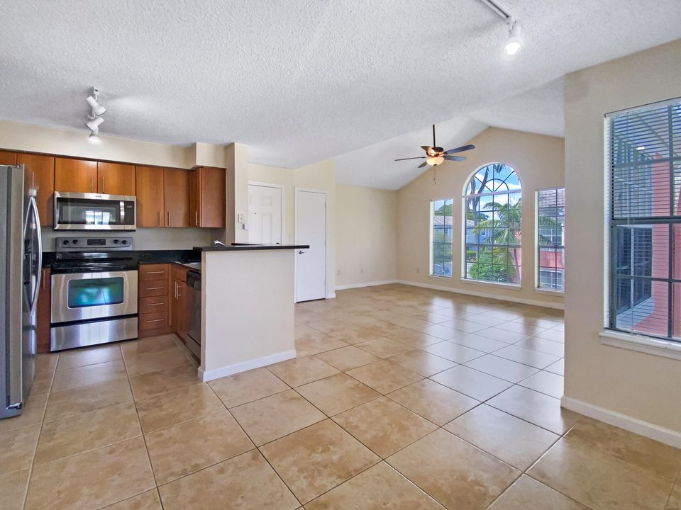 For Rent: $2,375 (2 beds, 2 baths, 948 Square Feet)