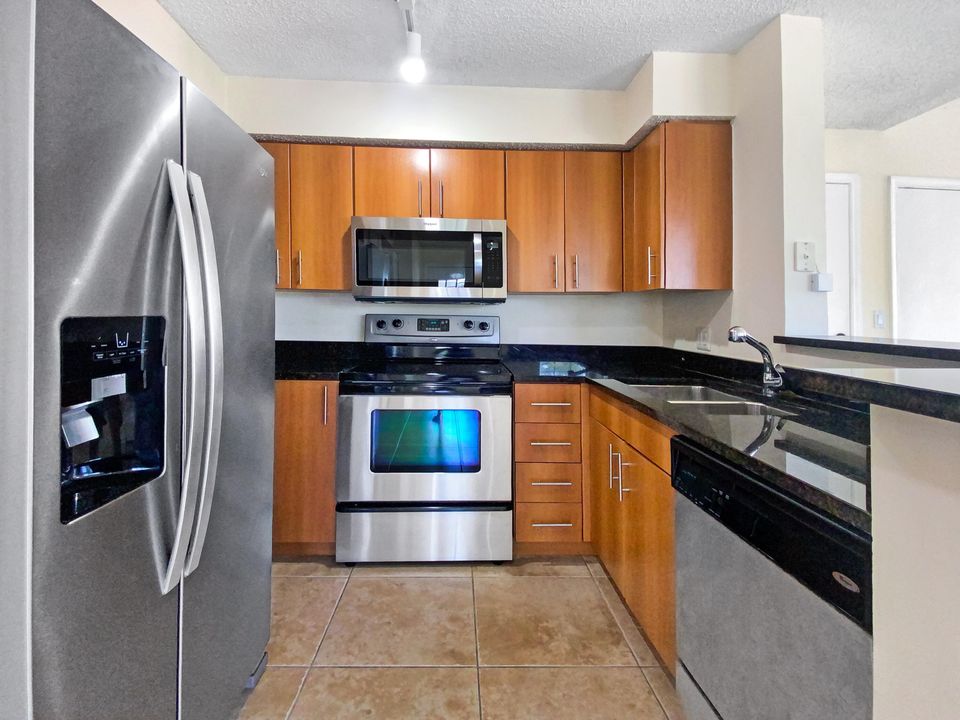 For Rent: $2,375 (2 beds, 2 baths, 948 Square Feet)