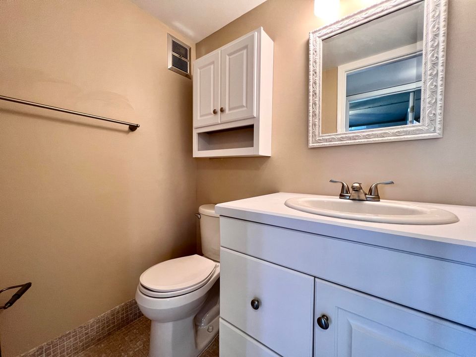 For Rent: $1,650 (2 beds, 1 baths, 798 Square Feet)