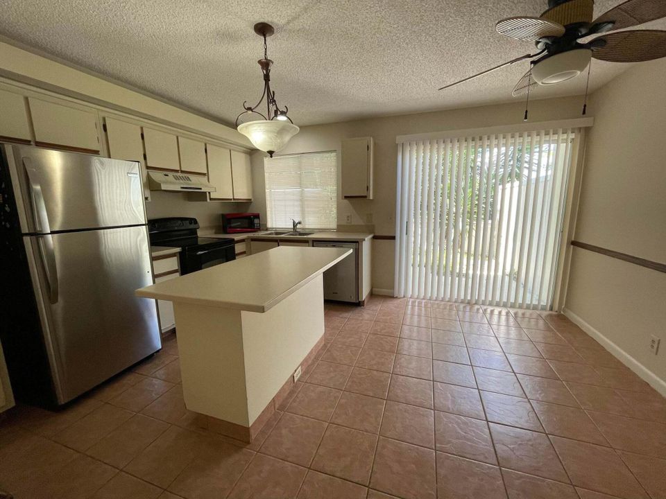 For Rent: $2,400 (2 beds, 2 baths, 1136 Square Feet)