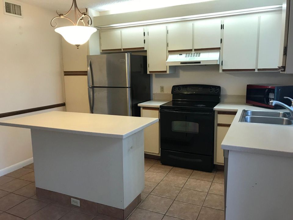 For Rent: $2,400 (2 beds, 2 baths, 1136 Square Feet)