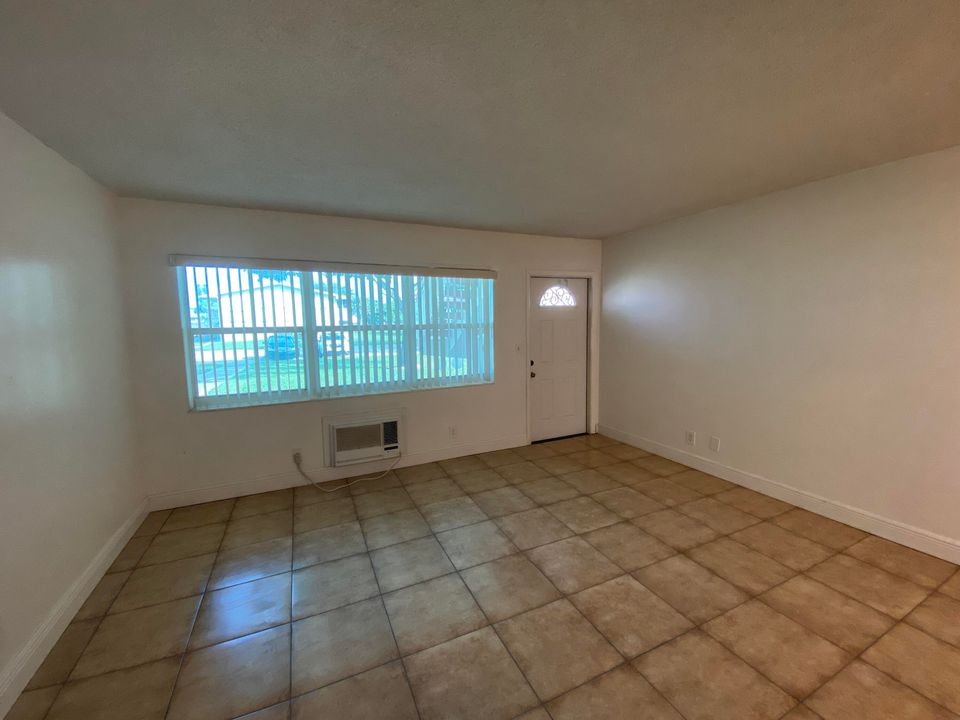 For Rent: $1,275 (1 beds, 1 baths, 570 Square Feet)