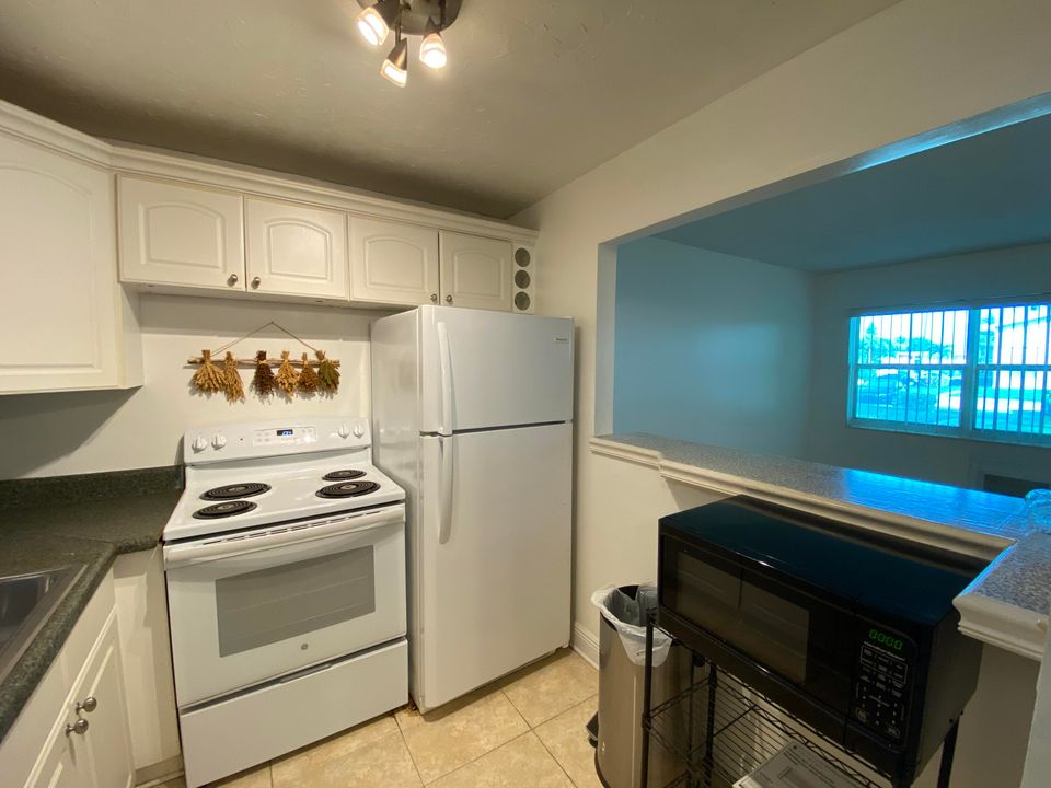 For Rent: $1,275 (1 beds, 1 baths, 570 Square Feet)