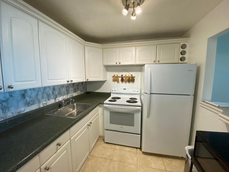 For Rent: $1,275 (1 beds, 1 baths, 570 Square Feet)