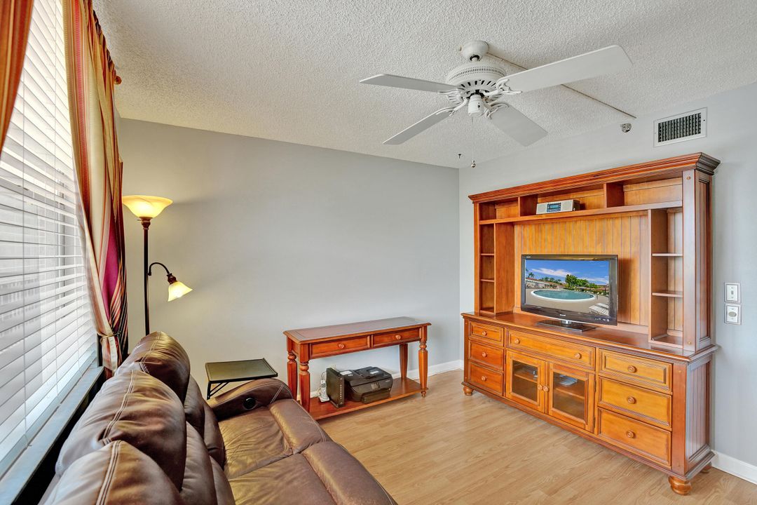 For Sale: $200,000 (2 beds, 2 baths, 1060 Square Feet)