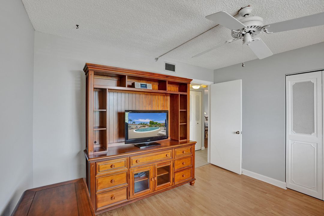 For Sale: $200,000 (2 beds, 2 baths, 1060 Square Feet)