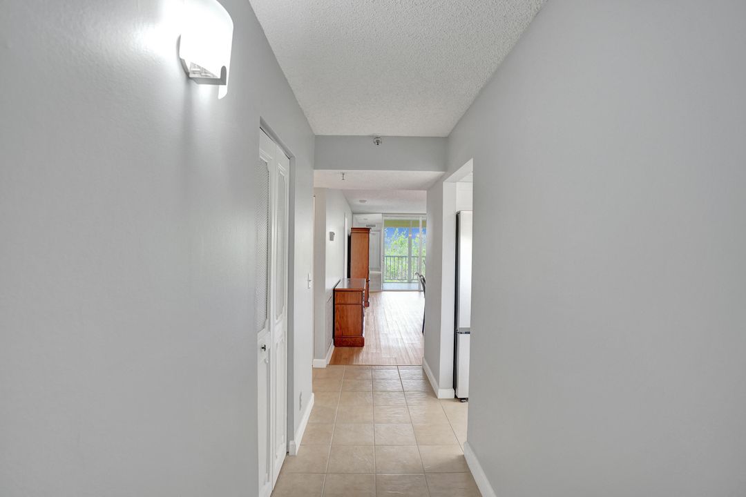 For Sale: $200,000 (2 beds, 2 baths, 1060 Square Feet)