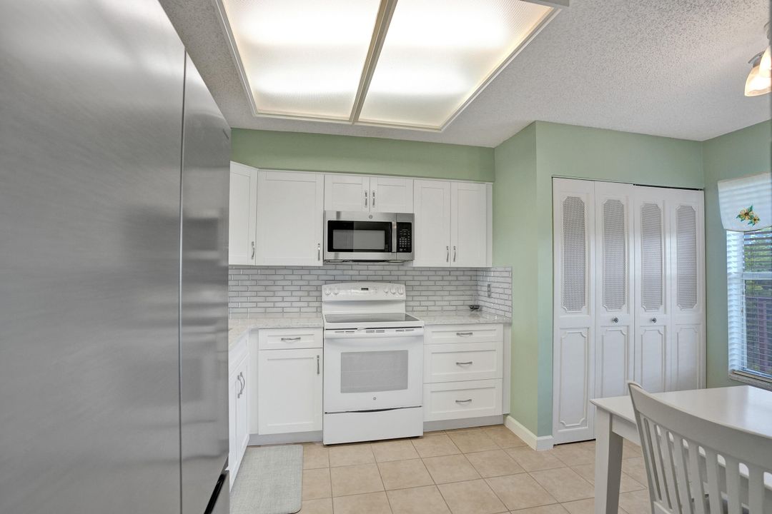 For Sale: $200,000 (2 beds, 2 baths, 1060 Square Feet)