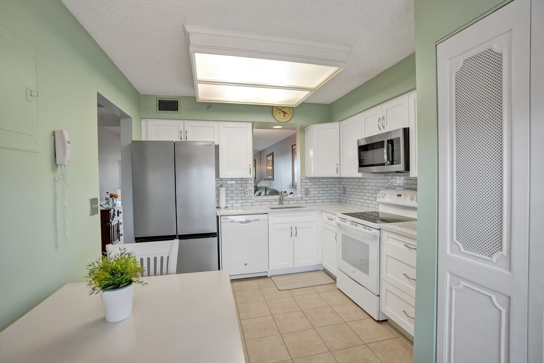 For Sale: $200,000 (2 beds, 2 baths, 1060 Square Feet)