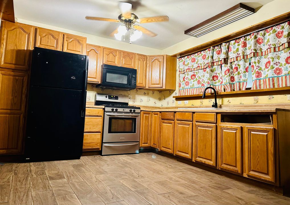 For Sale: $230,000 (3 beds, 2 baths, 2400 Square Feet)