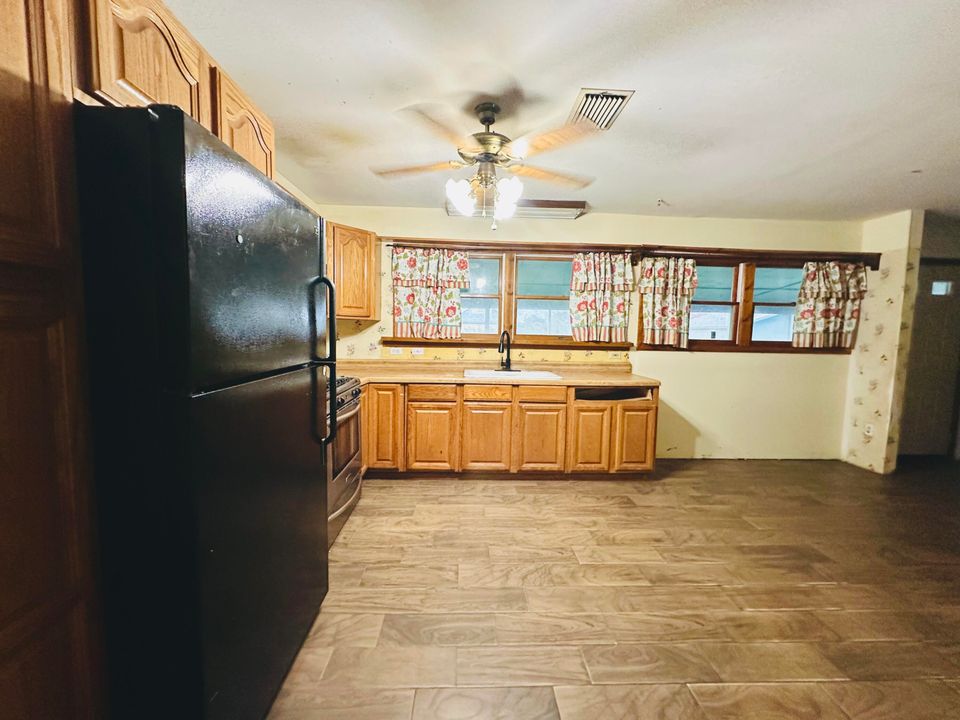 For Sale: $230,000 (3 beds, 2 baths, 2400 Square Feet)