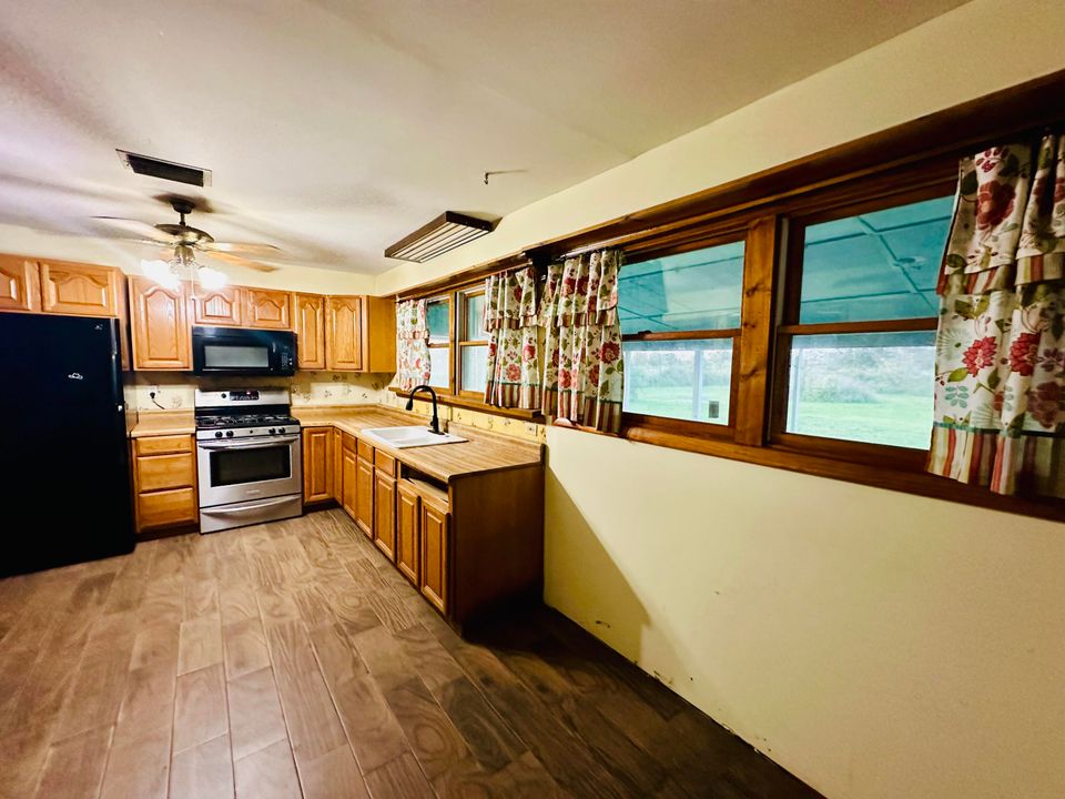 For Sale: $230,000 (3 beds, 2 baths, 2400 Square Feet)