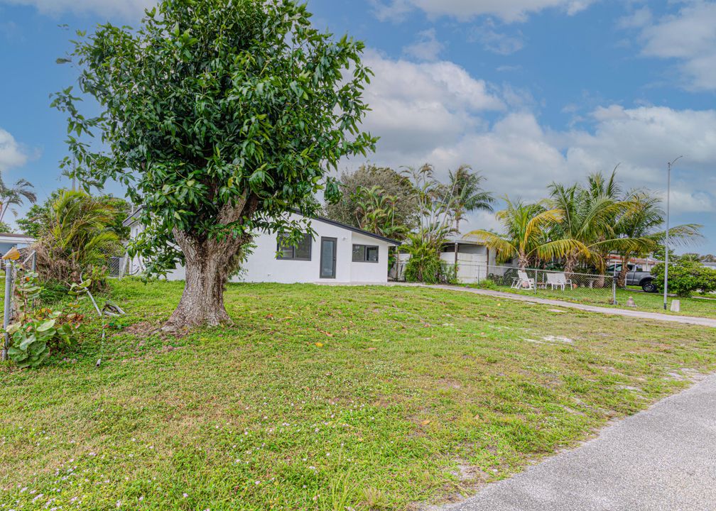 For Sale: $450,000 (3 beds, 2 baths, 840 Square Feet)