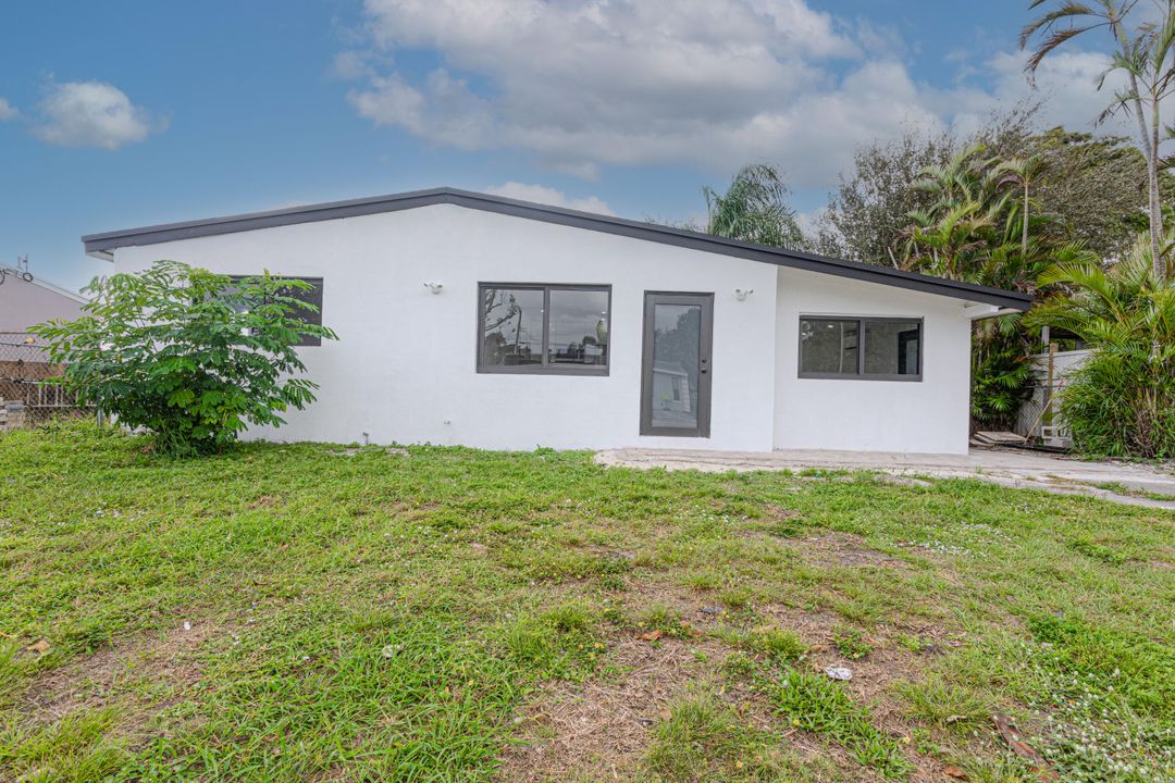 For Sale: $450,000 (3 beds, 2 baths, 840 Square Feet)