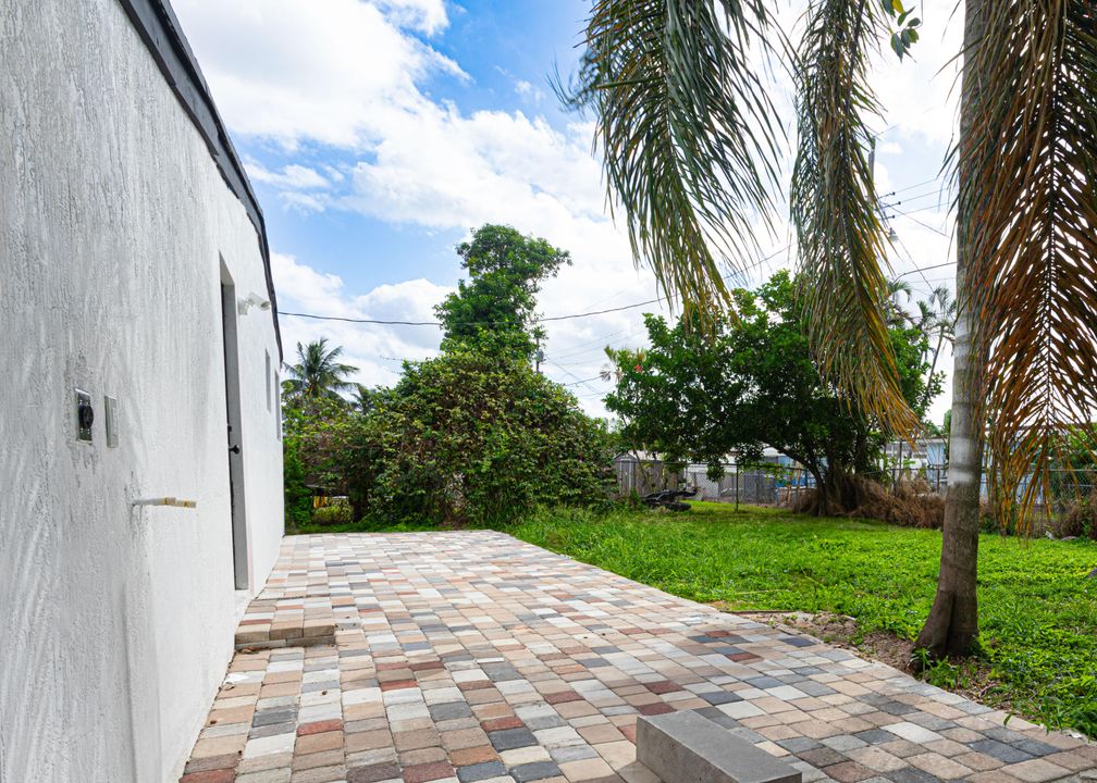 For Sale: $450,000 (3 beds, 2 baths, 840 Square Feet)