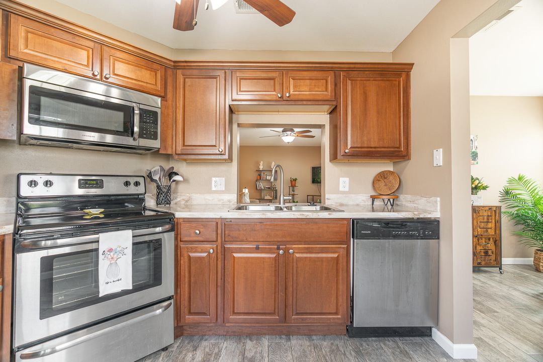 For Sale: $212,500 (2 beds, 2 baths, 1050 Square Feet)