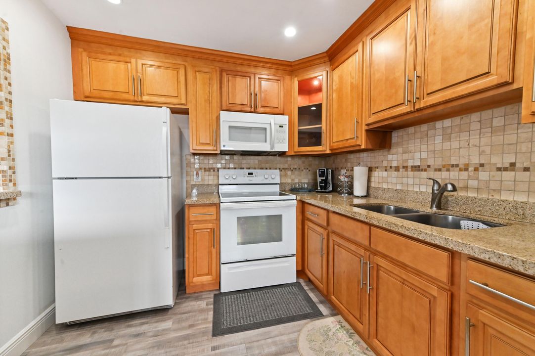 For Sale: $98,888 (1 beds, 1 baths, 720 Square Feet)