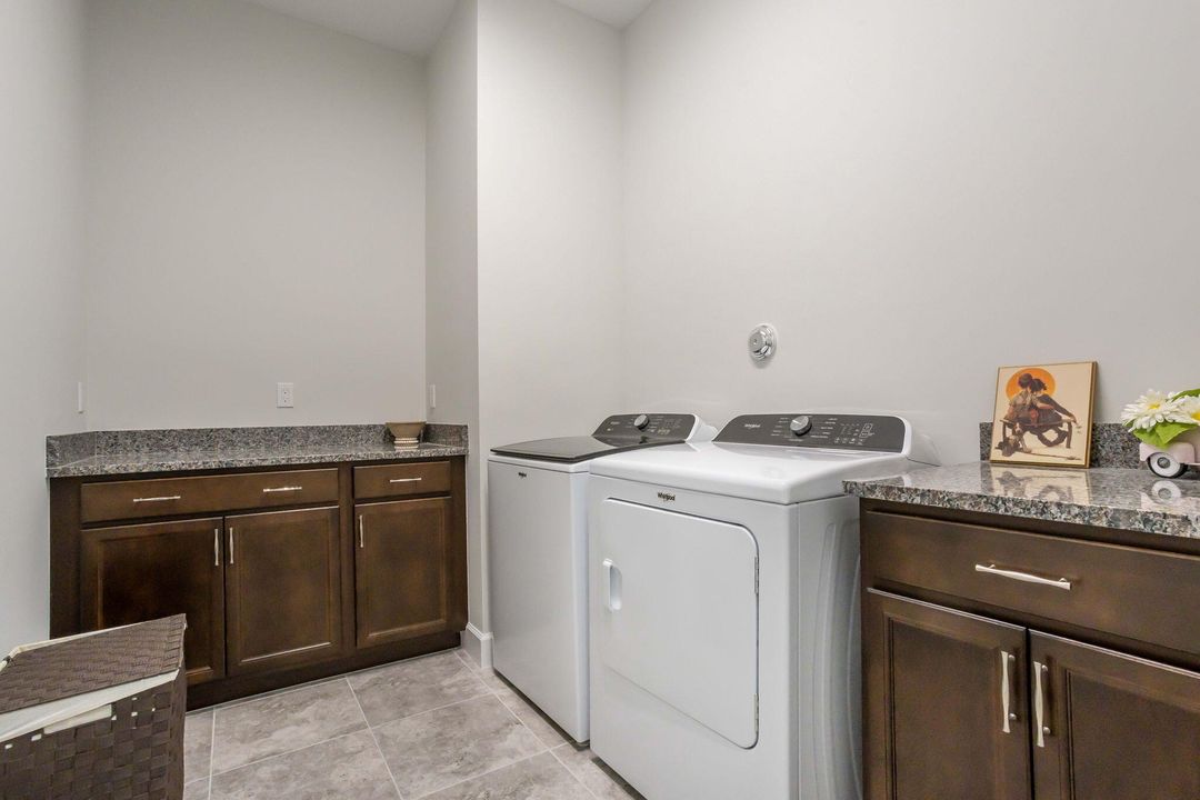 For Sale: $657,600 (2 beds, 2 baths, 1913 Square Feet)