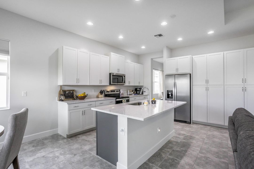 For Sale: $657,600 (2 beds, 2 baths, 1913 Square Feet)