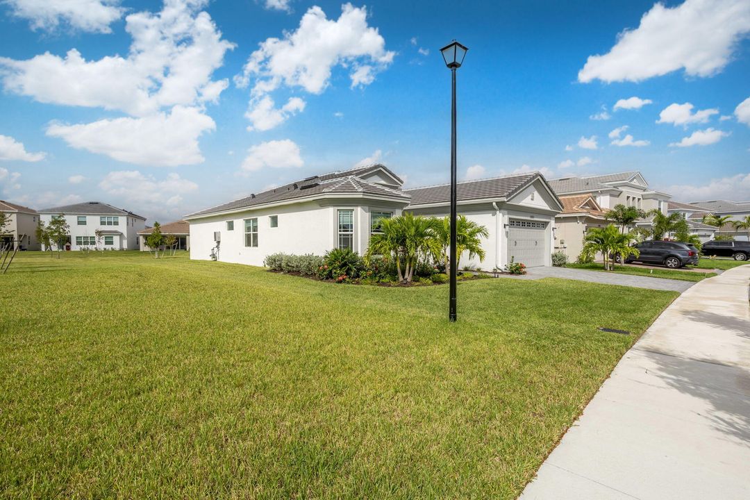 For Sale: $657,600 (2 beds, 2 baths, 1913 Square Feet)