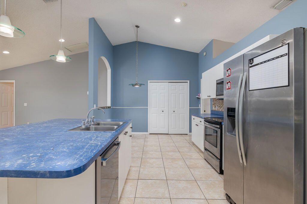 For Rent: $2,650 (4 beds, 2 baths, 2020 Square Feet)