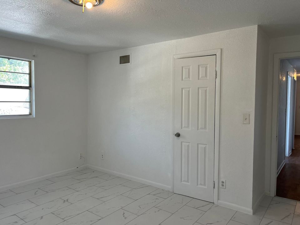 For Rent: $1,050 (2 beds, 1 baths, 2754 Square Feet)