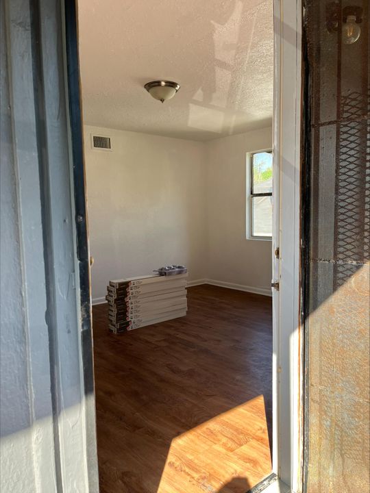 For Rent: $1,050 (2 beds, 1 baths, 2754 Square Feet)