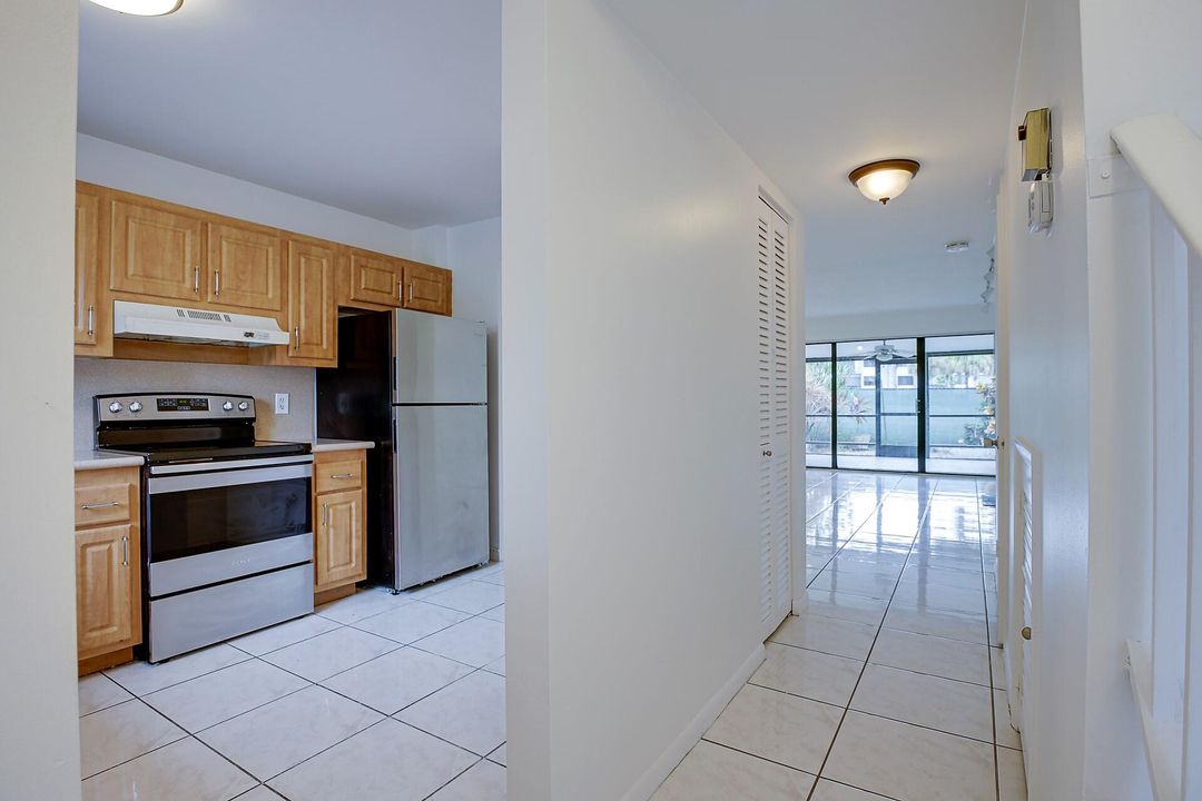 For Sale: $215,000 (2 beds, 1 baths, 1080 Square Feet)