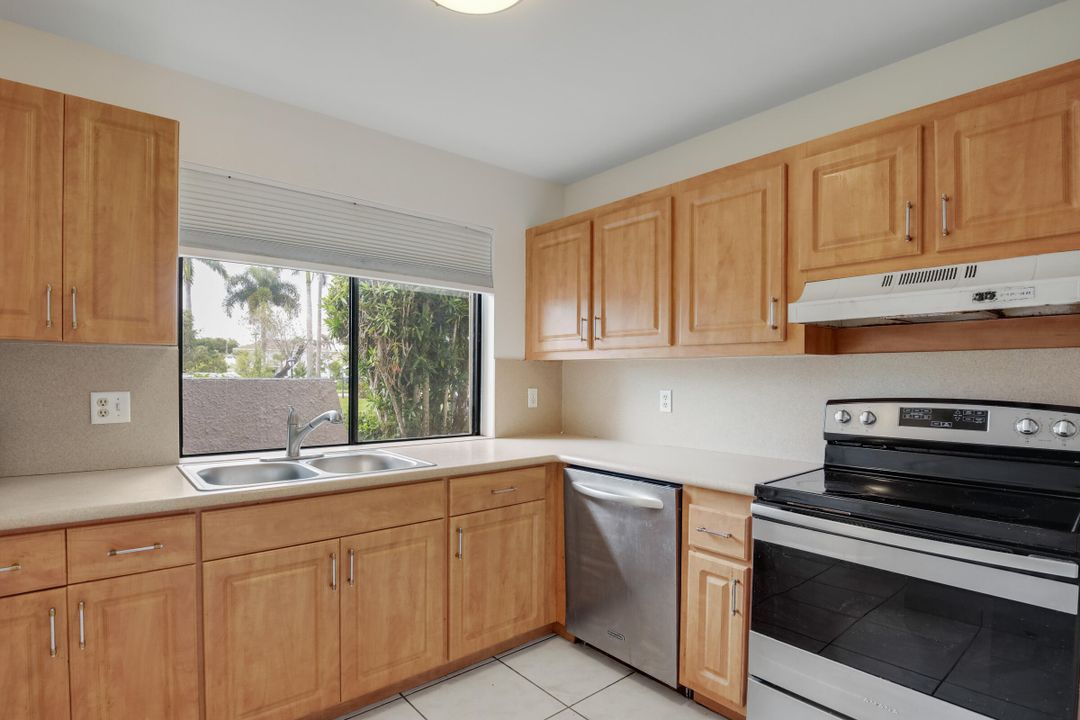 For Sale: $215,000 (2 beds, 1 baths, 1080 Square Feet)