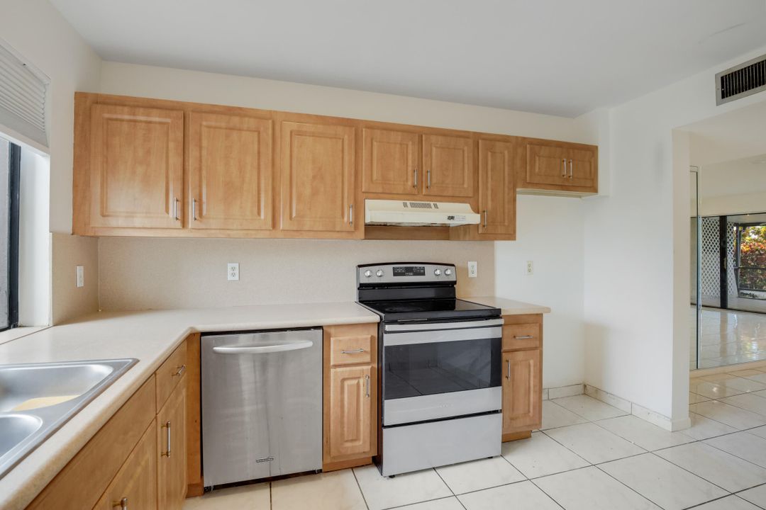 For Sale: $215,000 (2 beds, 1 baths, 1080 Square Feet)