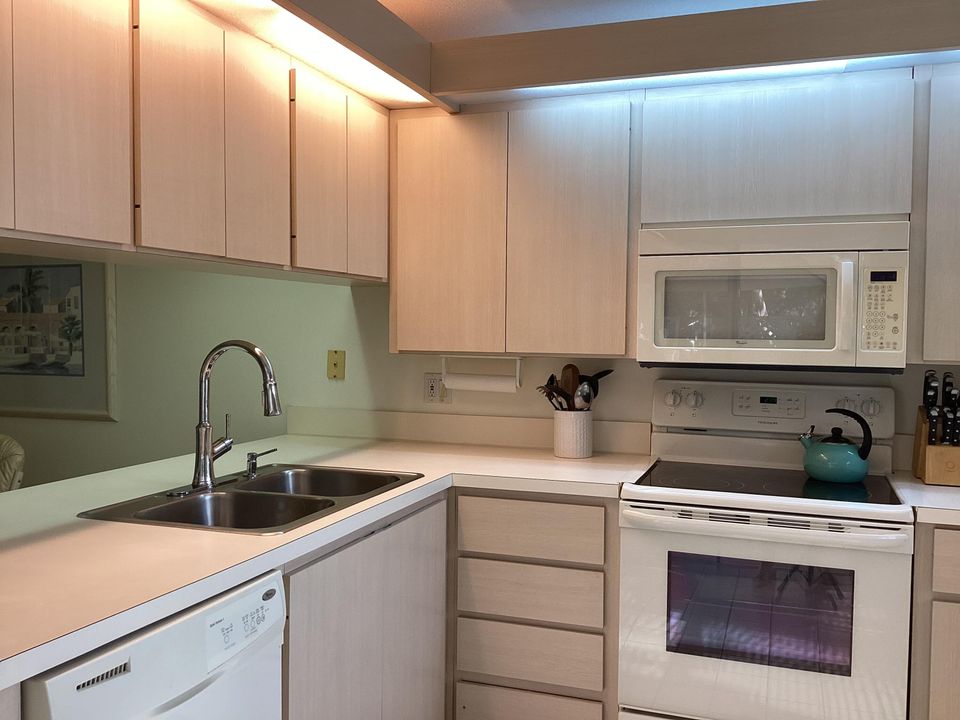 For Rent: $2,500 (2 beds, 2 baths, 1374 Square Feet)