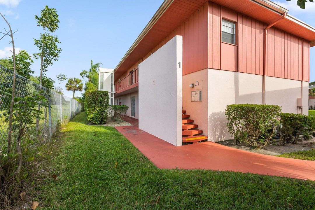 For Sale: $145,000 (2 beds, 2 baths, 888 Square Feet)