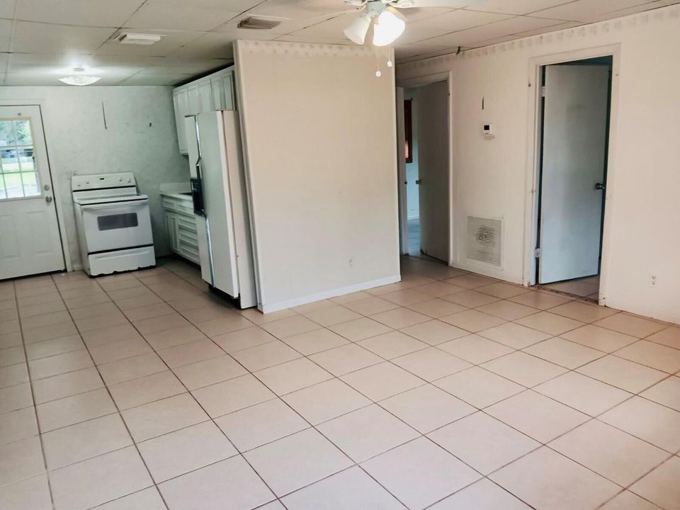 For Rent: $1,300 (2 beds, 1 baths, 750 Square Feet)