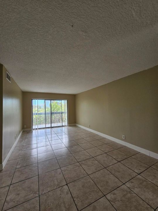 For Rent: $1,750 (2 beds, 1 baths, 850 Square Feet)