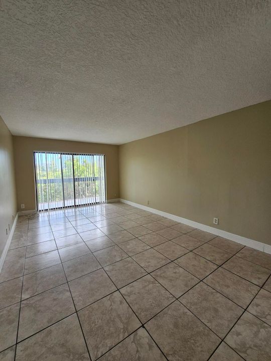 For Rent: $1,750 (2 beds, 1 baths, 850 Square Feet)