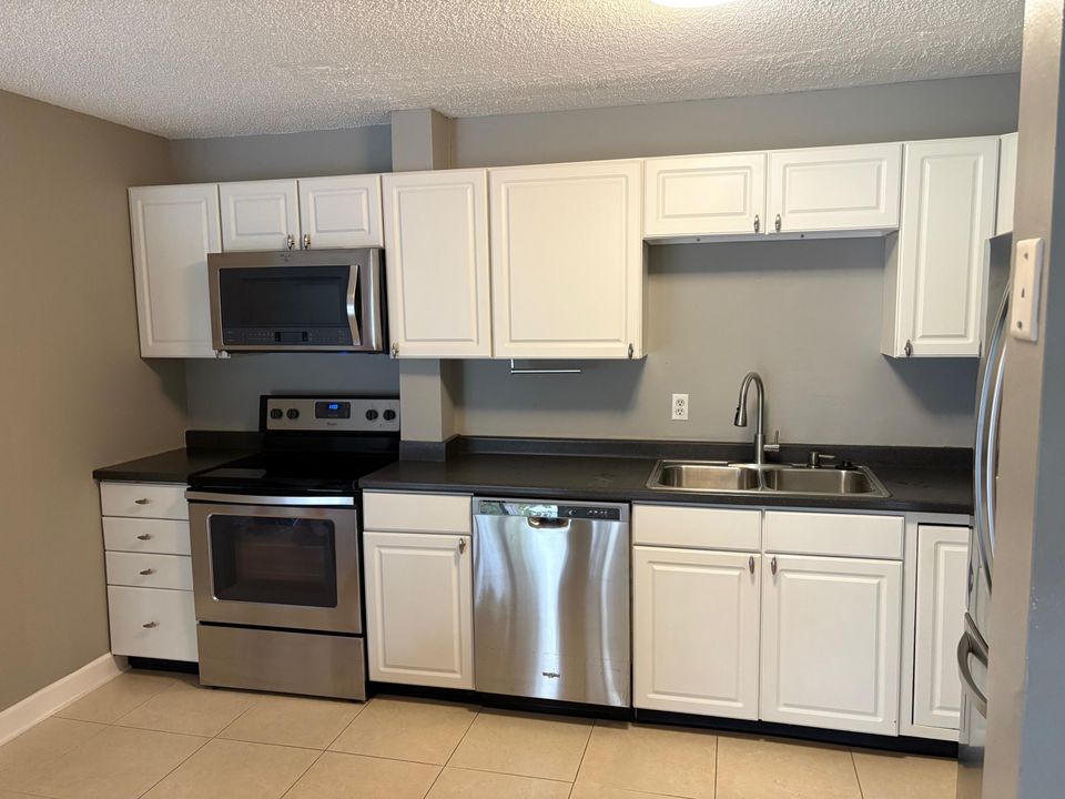 For Rent: $2,200 (2 beds, 2 baths, 1035 Square Feet)