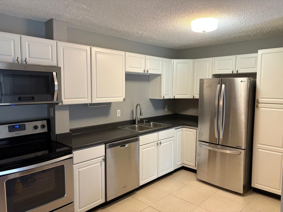 For Rent: $2,200 (2 beds, 2 baths, 1035 Square Feet)