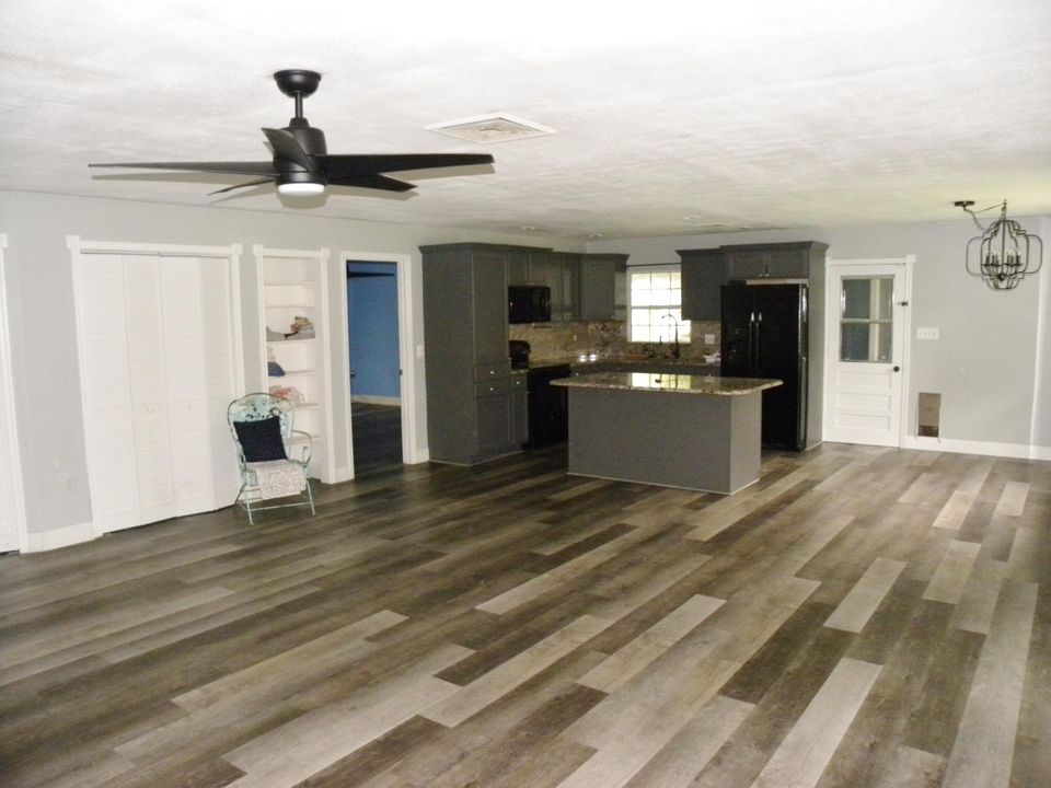 For Sale: $349,900 (3 beds, 2 baths, 1648 Square Feet)