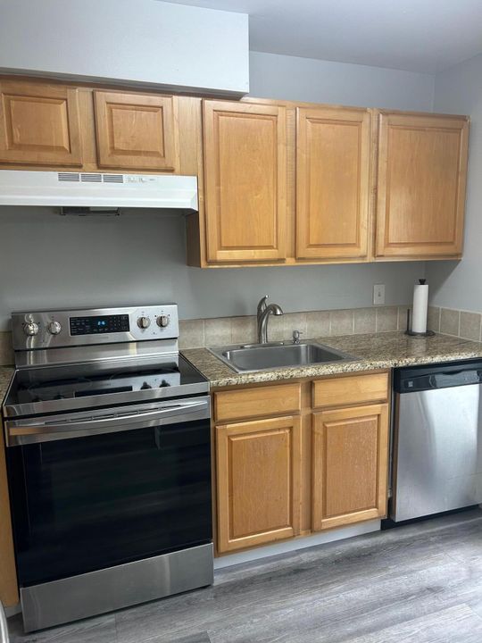 For Rent: $2,200 (2 beds, 1 baths, 850 Square Feet)