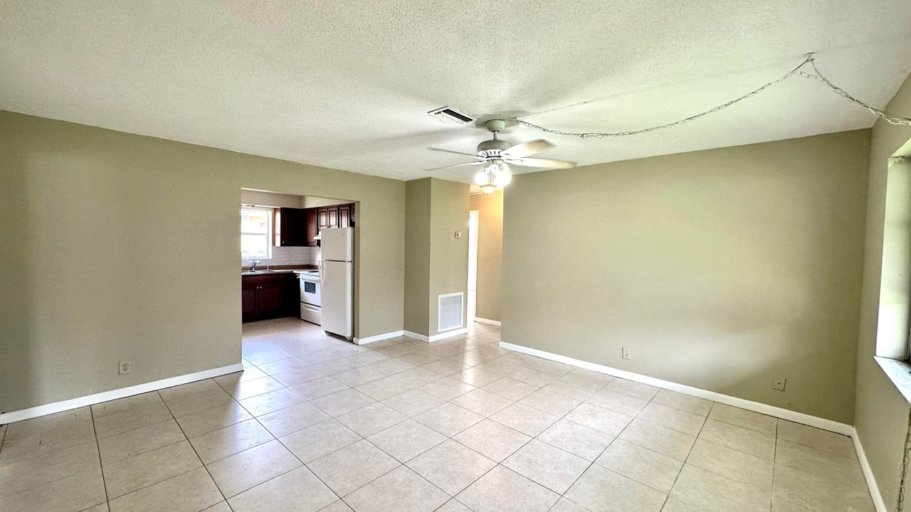 For Rent: $2,400 (3 beds, 2 baths, 1200 Square Feet)