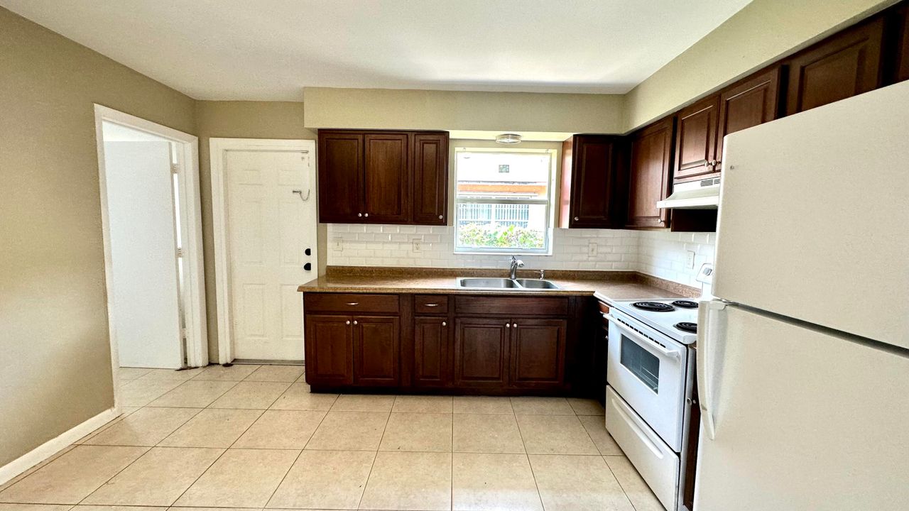 For Rent: $2,400 (3 beds, 2 baths, 1200 Square Feet)