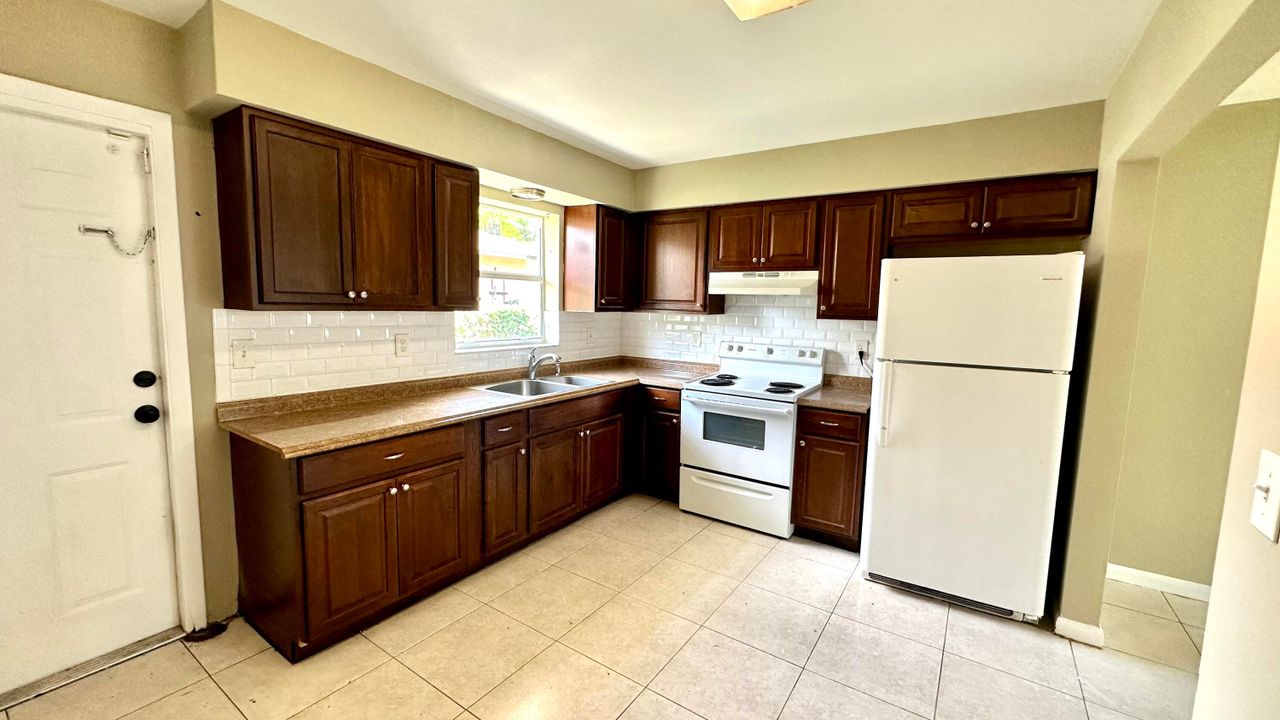 For Rent: $2,400 (3 beds, 2 baths, 1200 Square Feet)