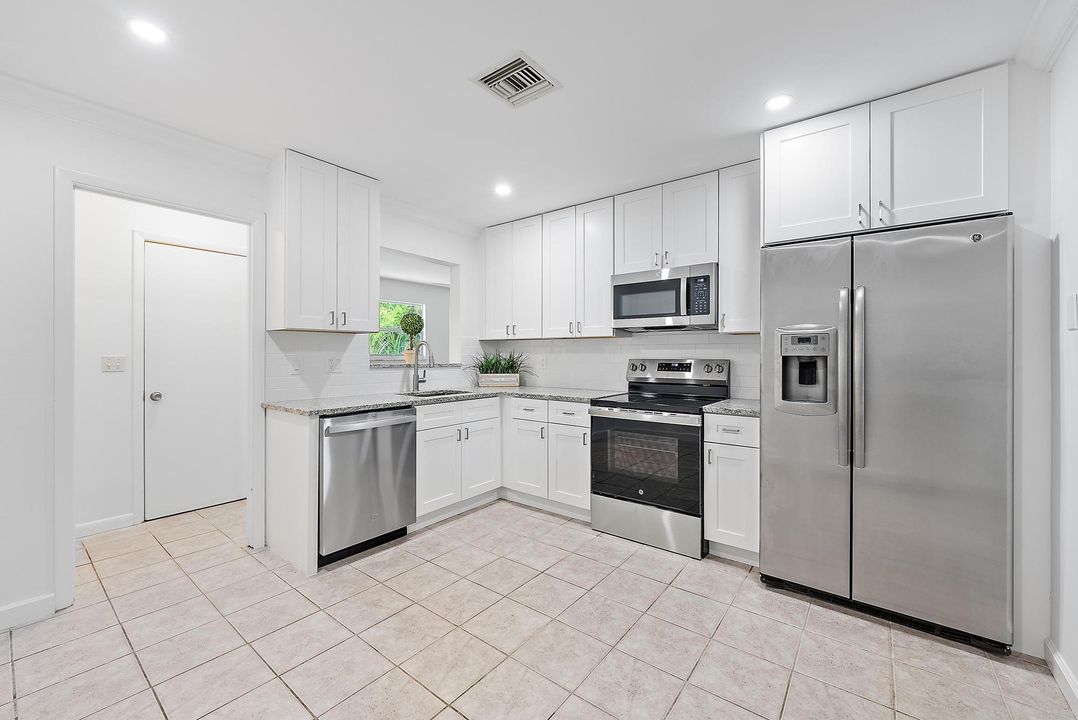 For Sale: $309,999 (2 beds, 2 baths, 1129 Square Feet)