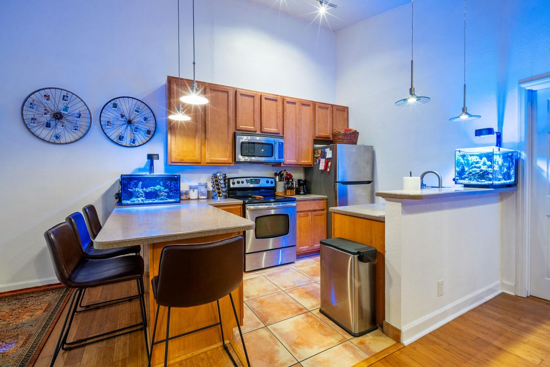 For Sale: $269,900 (2 beds, 2 baths, 860 Square Feet)