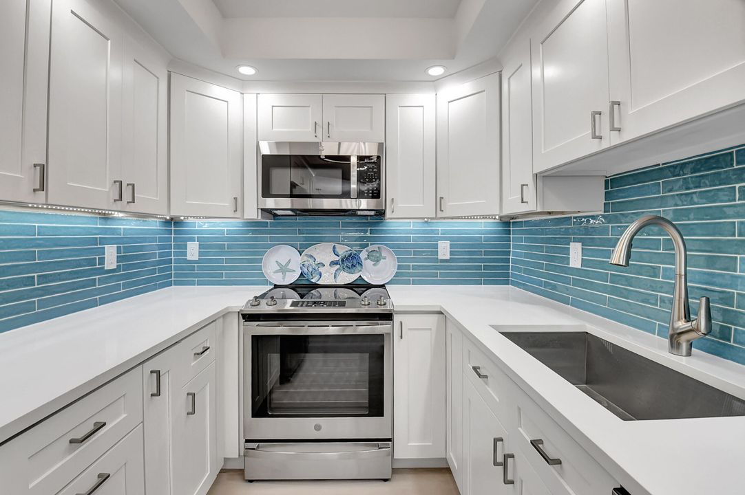 For Sale: $749,900 (2 beds, 2 baths, 1050 Square Feet)