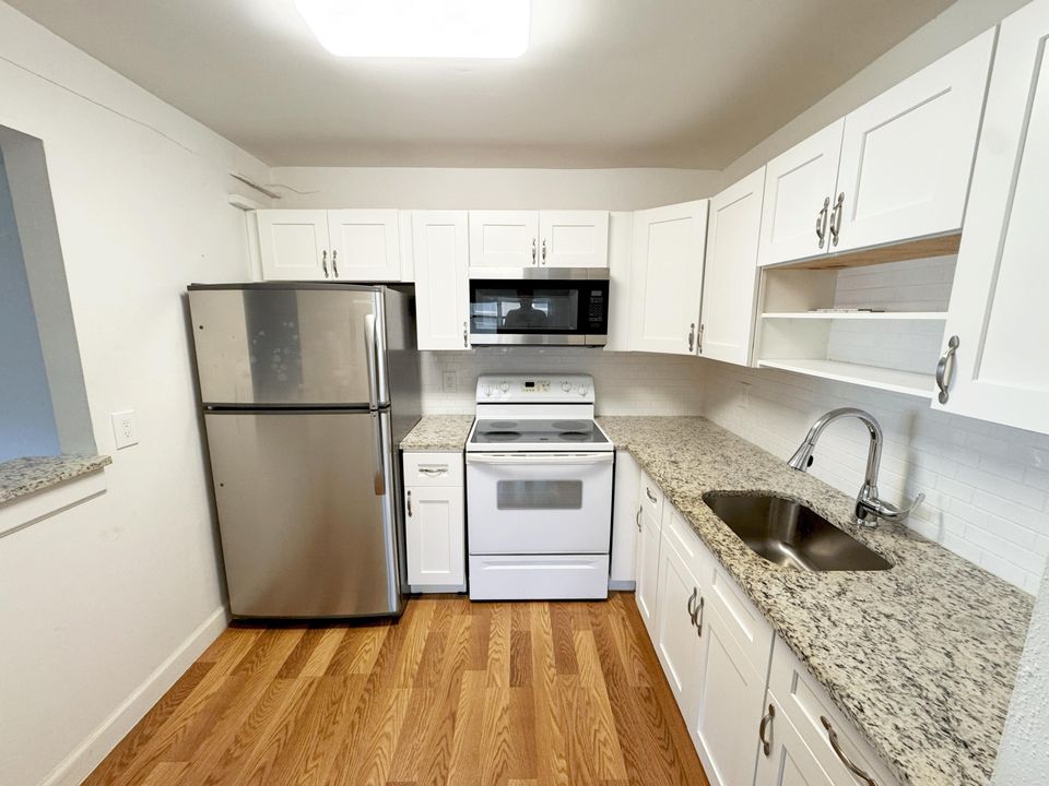 For Sale: $69,900 (1 beds, 1 baths, 720 Square Feet)